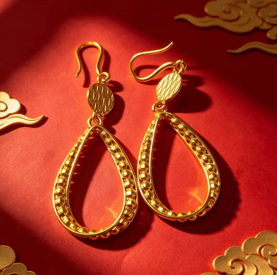 Vintage hand hammer craft shapes this fashionable ornament, raw material complies with AU999 24K gold industry standard