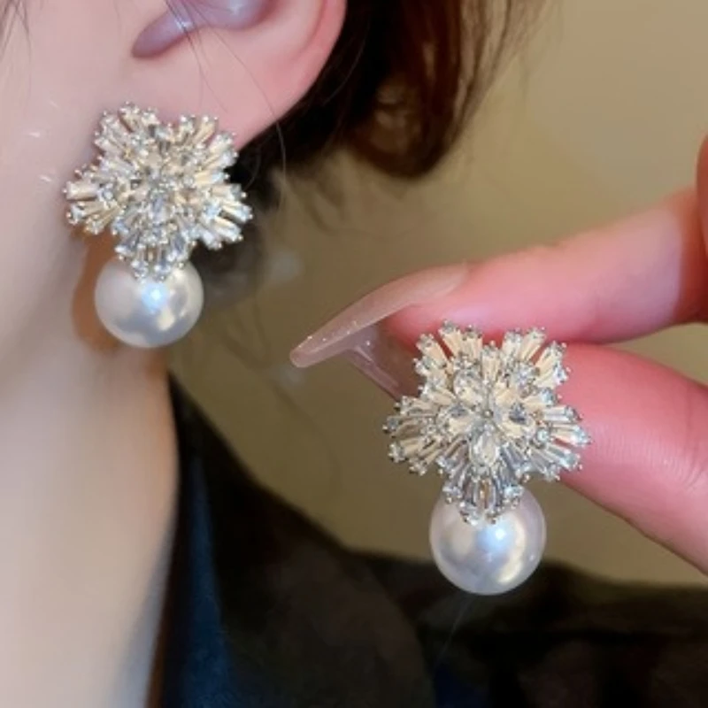 Luxuriöse funkelnde eingelegte Zirkon-Schneeflocken-Imitationsperlen-Ohrringe, Damen-Modetrend, Bankett-Party-Schmuck
