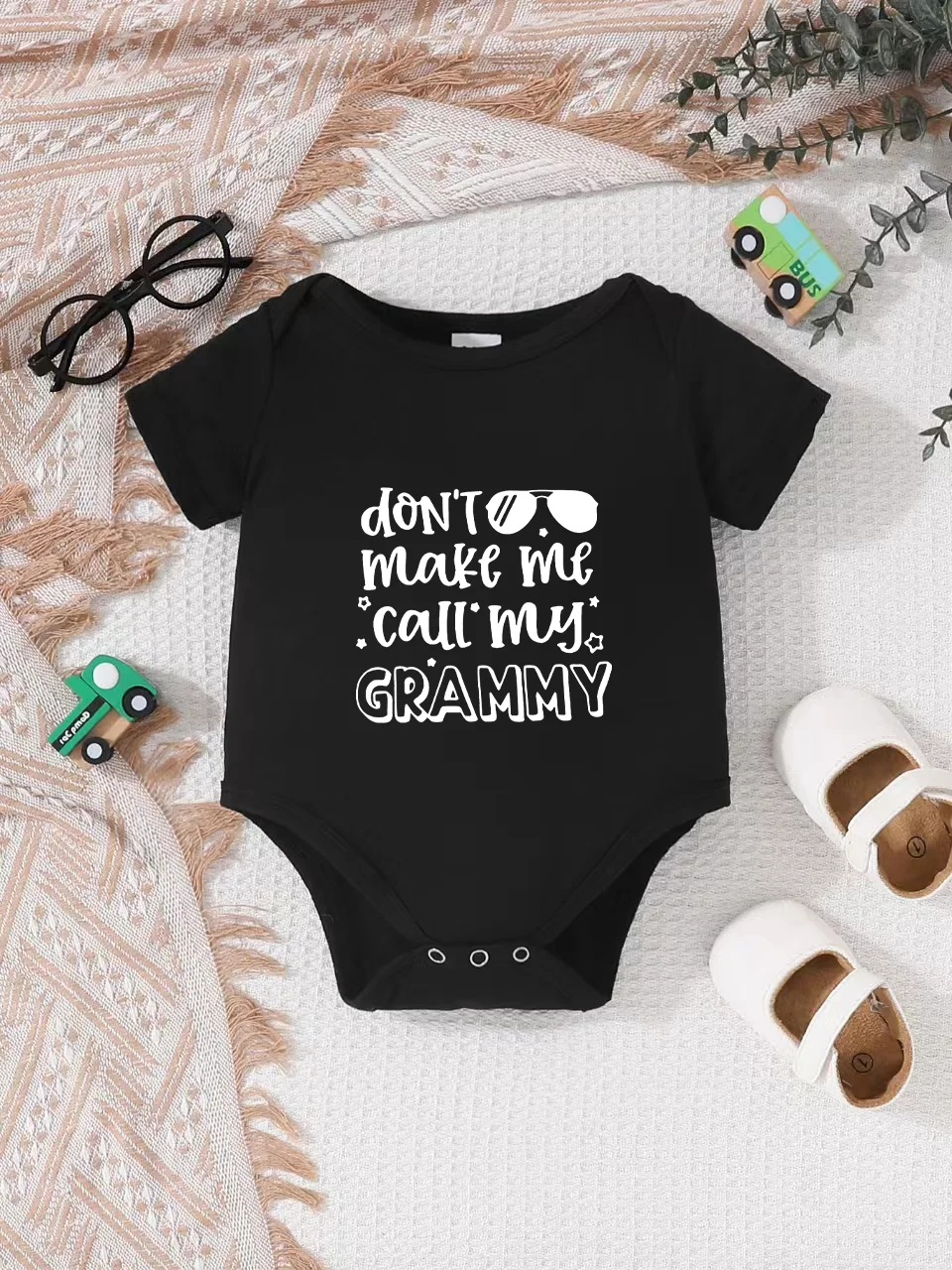 Baby short-sleeved triangle bodysuit, fun letter print, button design, easy to care for, suitable for new parents.