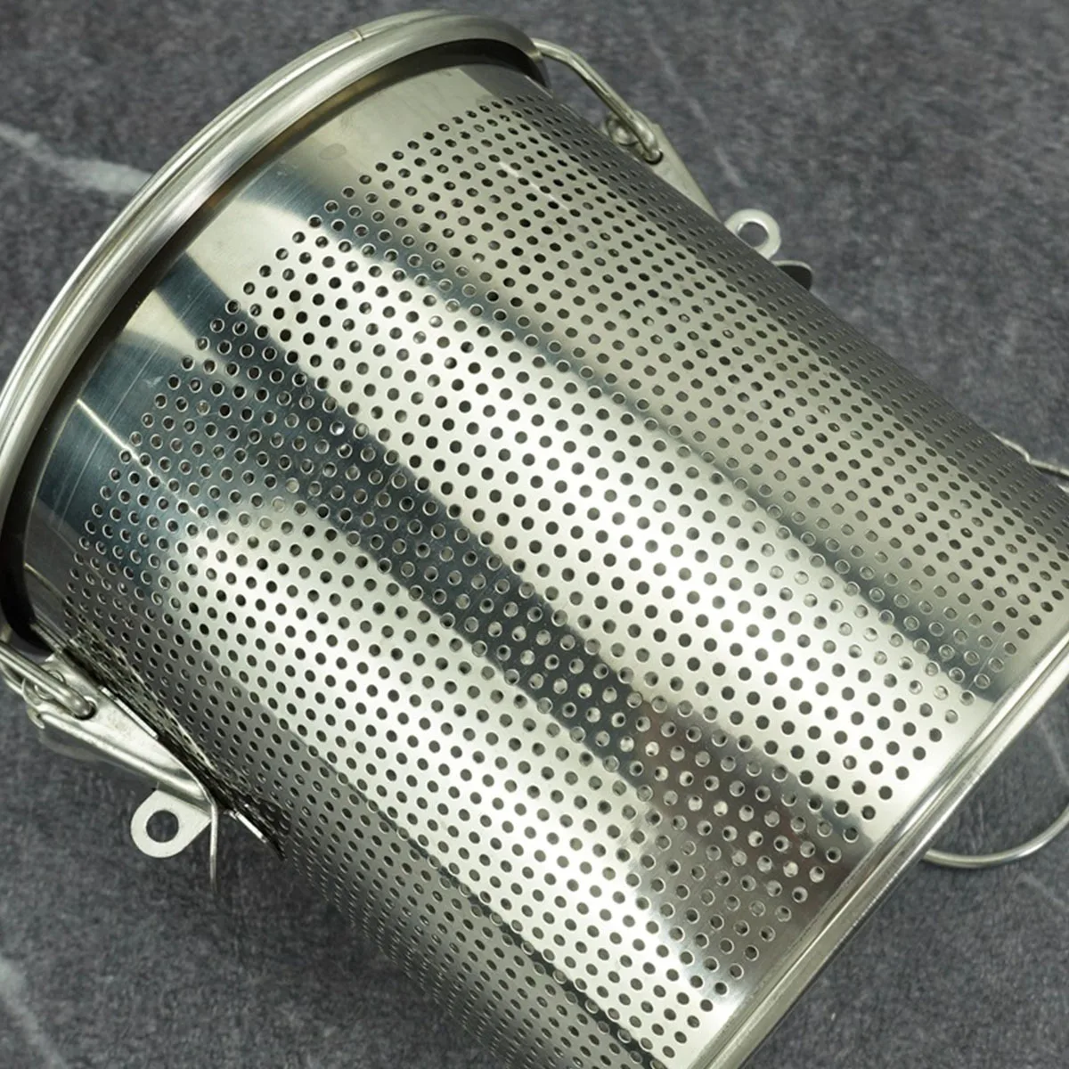 Stainless Steel Brine Basket Spice Seasoning Strainer Premium Seasoning Ball Filter Tool With Hook Tea Ball Infuser Soup