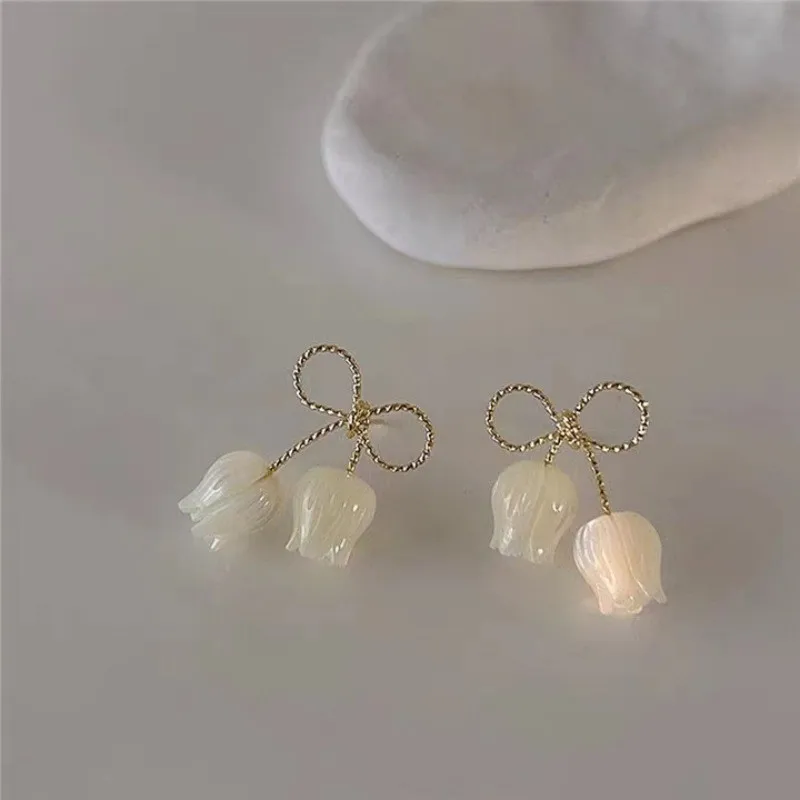 1 pair of Lady Bow Tulip earrings