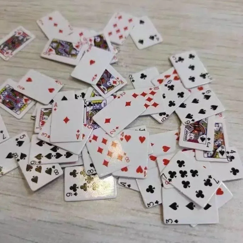 Mini cartes de jeu miniatures pour enfants, jeu de table, jeu de poker mignon, beurre drôle, jouets pour enfants, accessoires de maison de courses, 1 jeu, 1:12