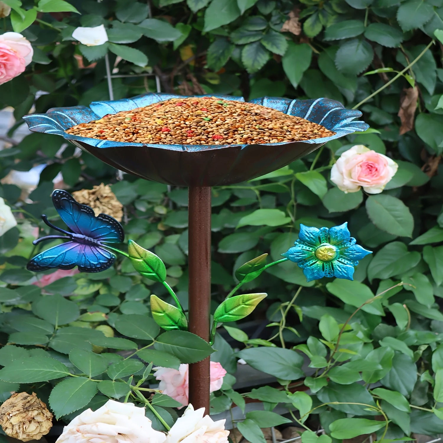قطعة واحدة من حمام الطيور على شكل فراشة على شكل زهرة، مصممة بتخفيف الفراشة والزهور، مصنوعة من النحاس المصبوب عالي الجودة، معالجة مع عملية مصنوعة يدويًا لمنع الصدأ وتضمن المتانة؛ يخلق مياه طبيعية لجذب الطيور، مناسبة لتزيين الفناء والحديقة الخارجية، وحقن الحيوية والذوق الفني بقاعدة 5 مخالب - وحدة تغذية الطيور المعدنية الريفية، لا حاجة للكهرباء، وتصميم الزهور المزخرفة |   صناعة يدوية #6
