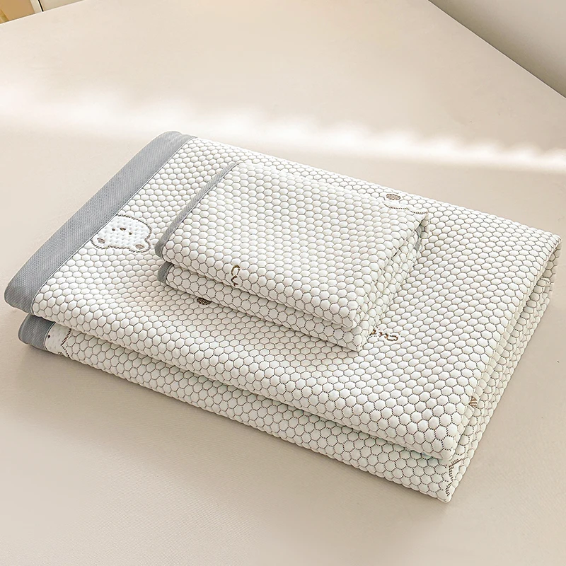 حصيرة وسادة تبريد من اللاتكس الطبيعي للصيف، وسادة حريرية مطبوعة على شكل دب لطيف ورائع، لوح قابل للطي لتكييف الهواء، وسادة ناعمة للمنسوجات المنزلية