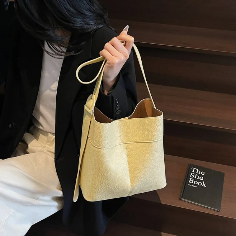 

Ladies Messenger Bag Made Of Solid Leather Boasting Casual Simple Vintage And Paris Tidy Style​