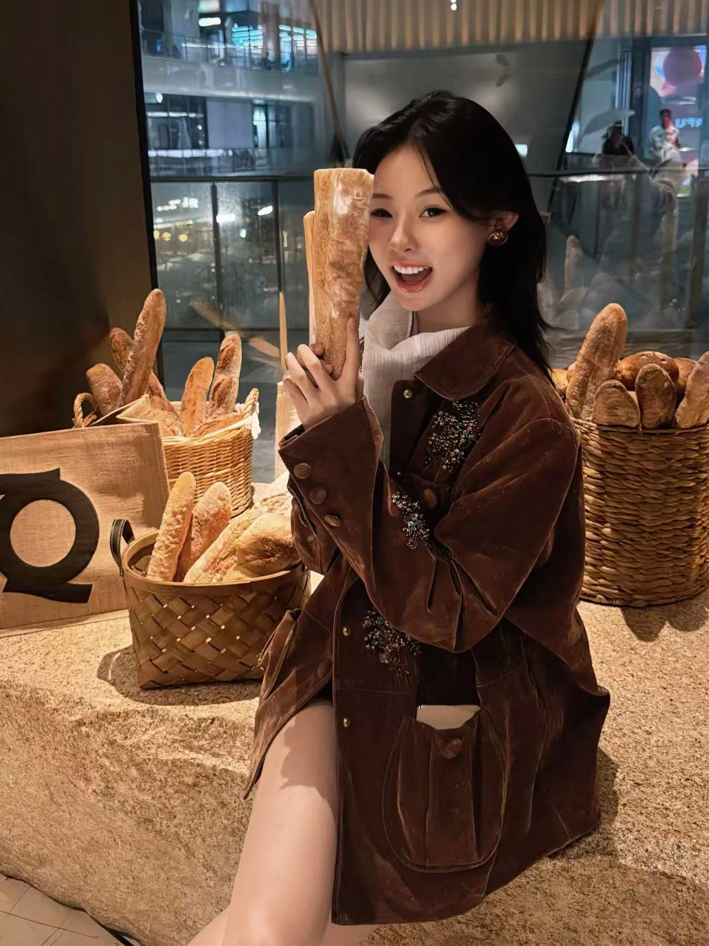 

Женская ветровка средней длины с отложным воротником, бархатная, с цветочным принтом, модная, универсальная, повседневная