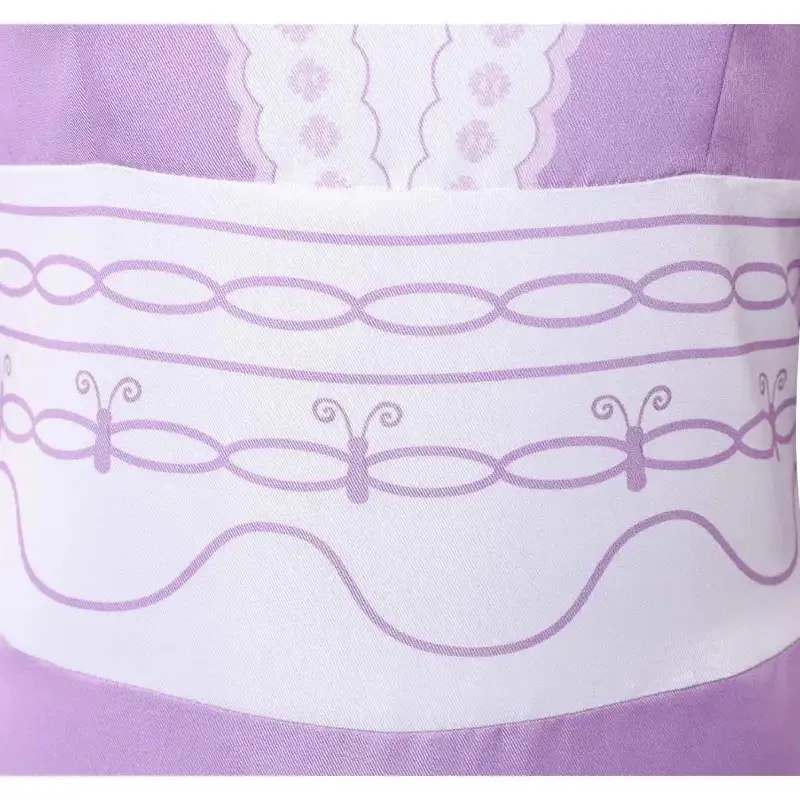 映画のキャラクター、ルシルは紫色のドレス、ハロウィーンのコスチューム、ロングスカート、女の子のホリデーパーティーの衣装で女性の役を演じています。