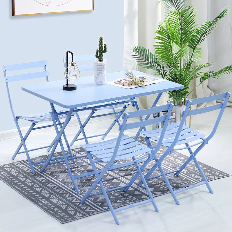 Mesas e cadeiras dobráveis simples