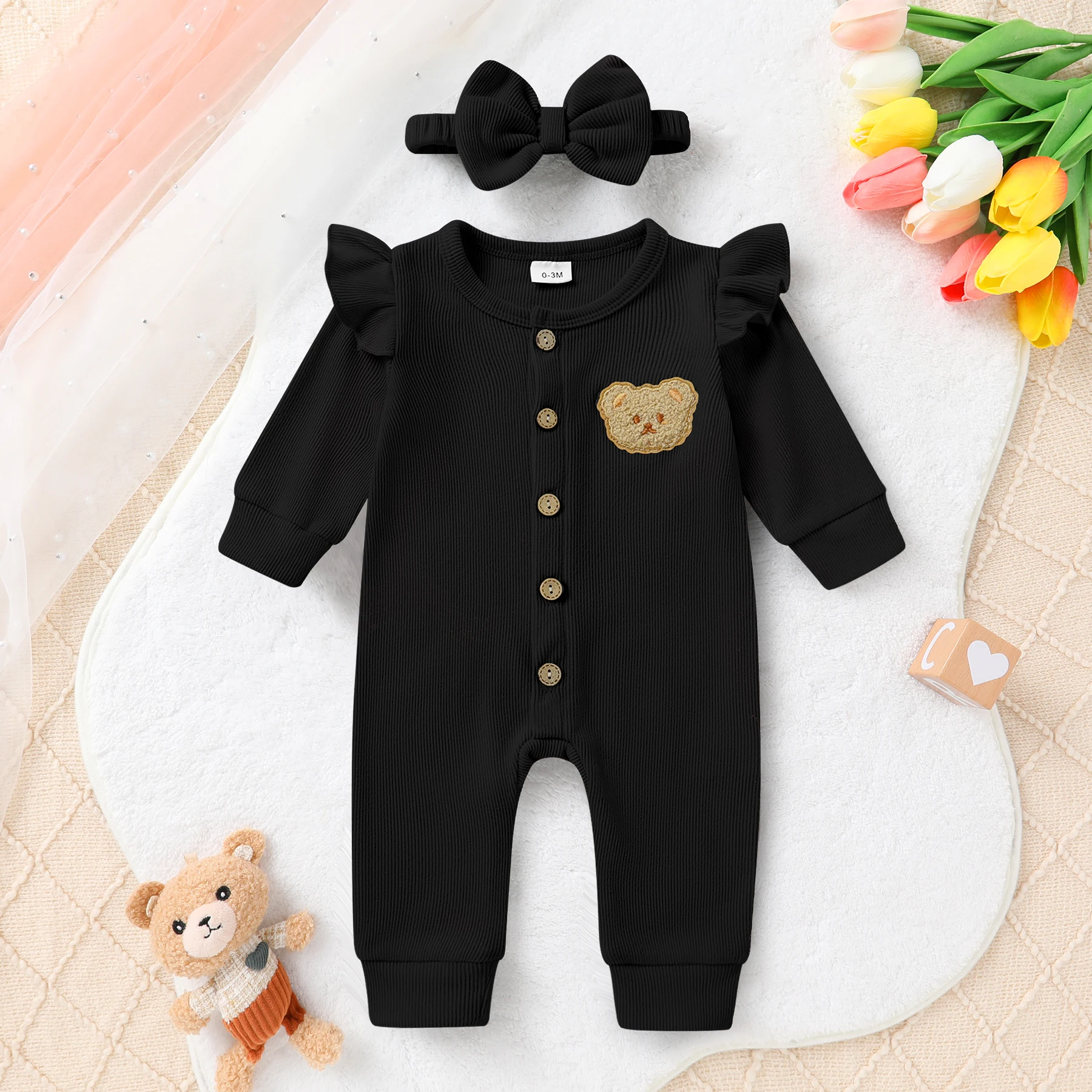 

Комплект из двух предметов: боди с длинным рукавом, рюшами и аппликацией в виде милого медвежонка, а также повязка на голову для новорожденных мальчиков