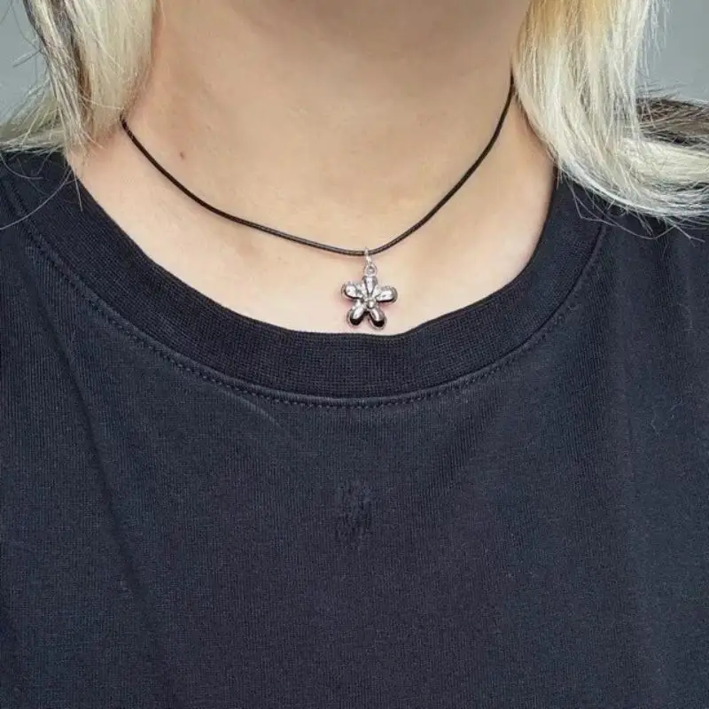 Sweet Cool Korean Fashion Pendant Necklace for Women Flower Star Butterfly Design Office Wear Jewelry Accessory