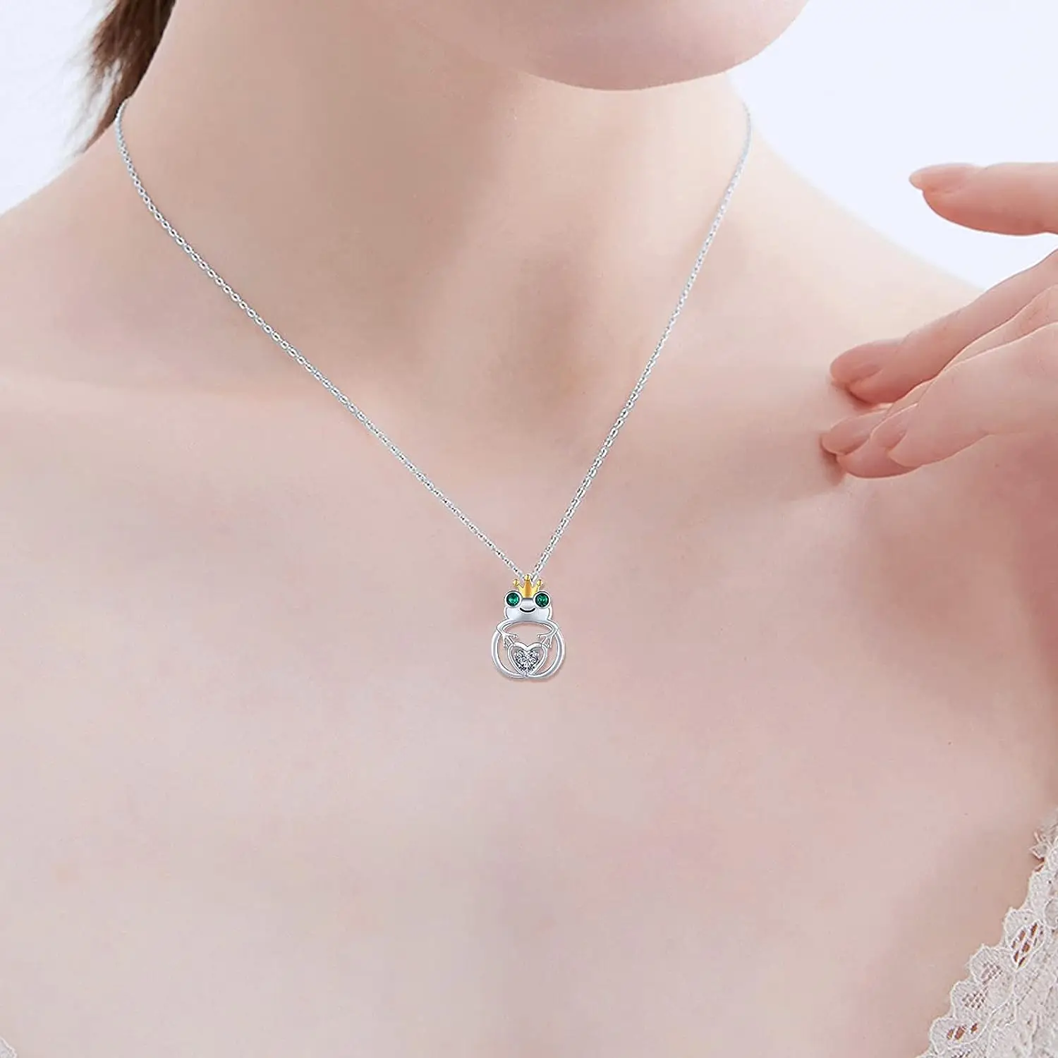 Creative Cartoon Frog Prince Pendant Necklace for Women Cute Green Eyed Frog Animal Jewelry Necklace Girls Birthday Gifts