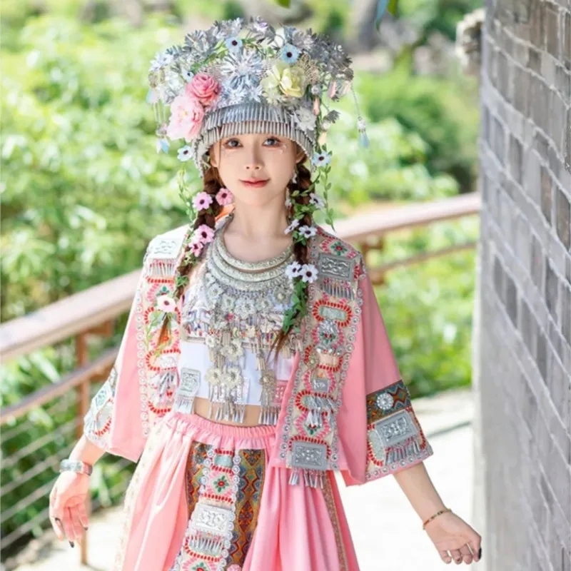 สาวสีชมพูชาติพันธุ์เครื่องแต่งกายที่แปลกใหม่เต้นรําการถ่ายภาพท่องเที่ยว