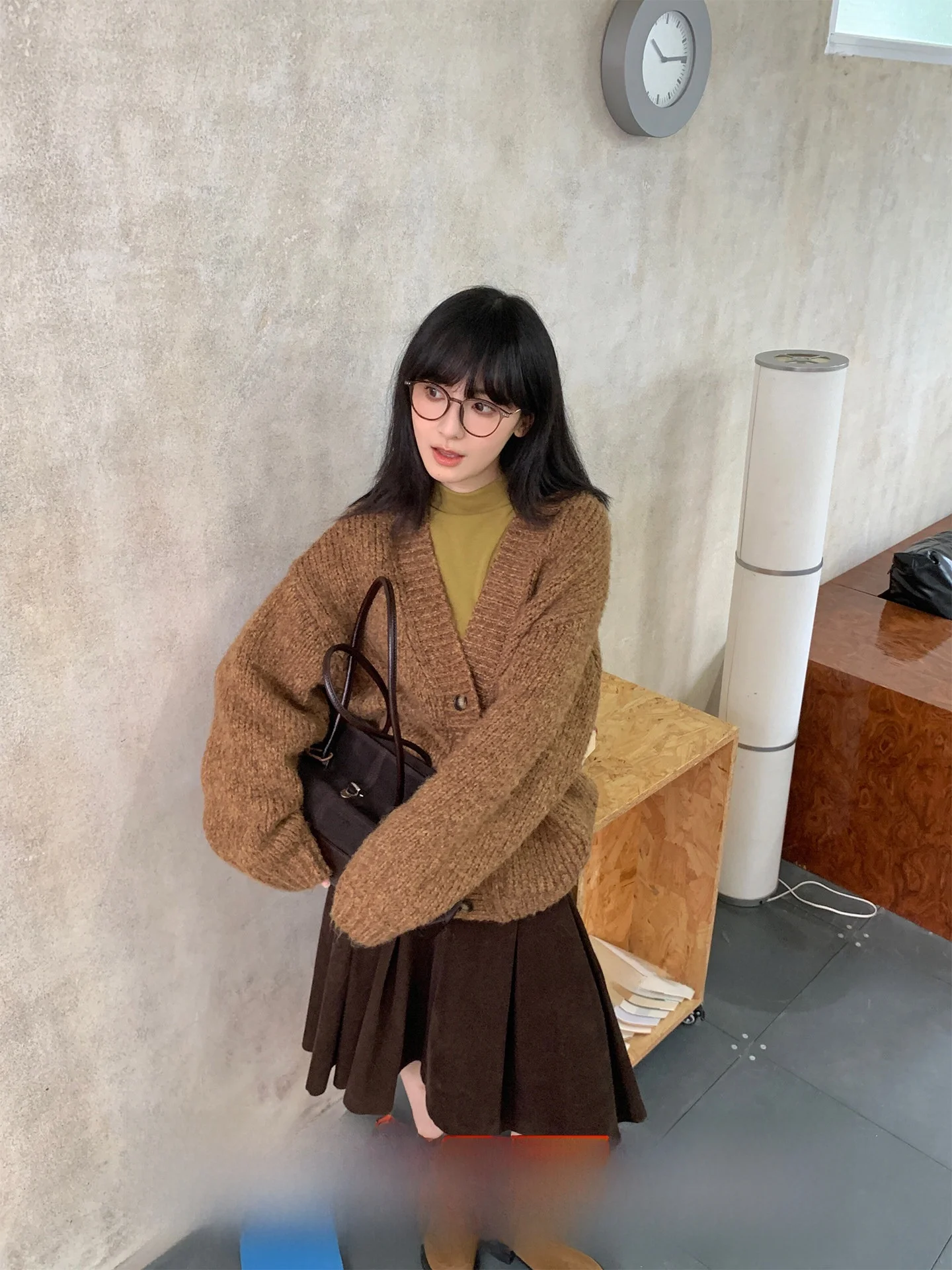 

Ретро-свитер свободного кроя с V-образным вырезом и ромбовидной вязкой, с вертикальными карманами на плечах, женский, из мягкого полиэстера и акрилового волокна