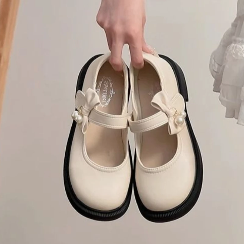 collezione-primavera-scarpe-basse-in-pelle-da-donna-stile-preppy-classico-con-punta-tonda-e-dettagli-in-perle-design-mary-jane