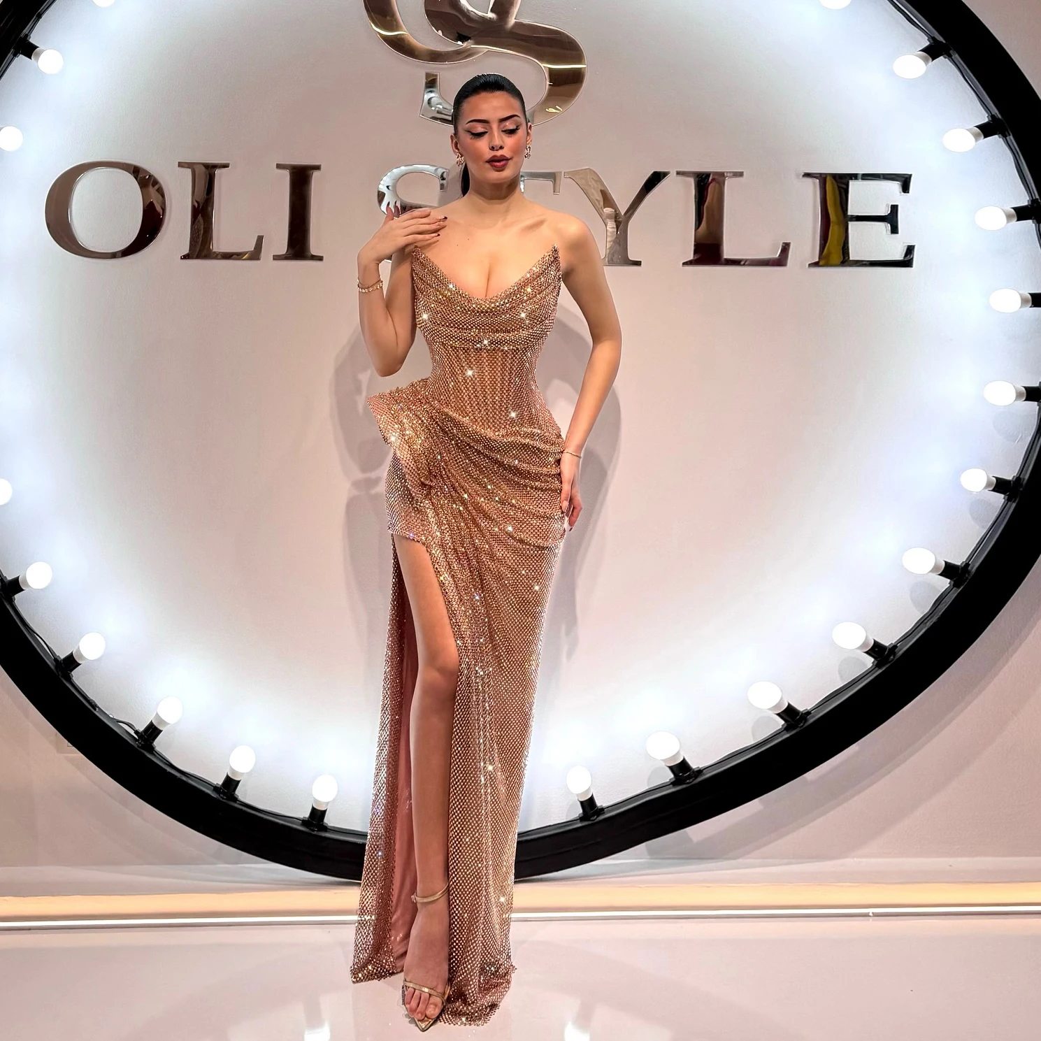 샤론은 우아한 로즈 골드 끈이 없는 크리스탈 인어 댄스 파티 긴 저녁 파티 가운 SH550 CCustomized를 말했습니다.