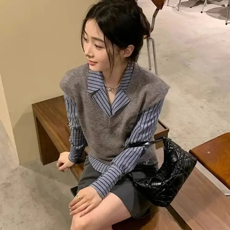 

Женский комплект в стиле преппи: новая коллекция весна-осень, приталенная стильная полосатая рубашка и вязаный жилет 2-в-1 для многослойного образа