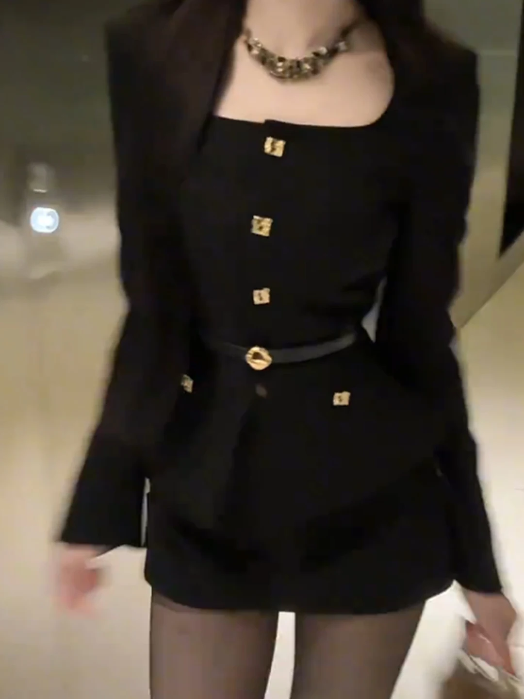 

Модный черный костюм с квадратным воротником для стильных и элегантных женщин: осенне-зимний новый стиль, комплект из двух предметов