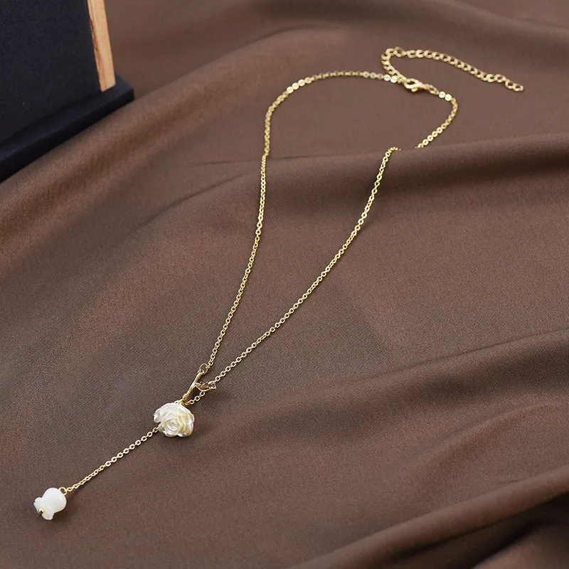 

Elegant rose necklace, Xian Spring New style gentle water drop pendant, white fresh collarbone chain