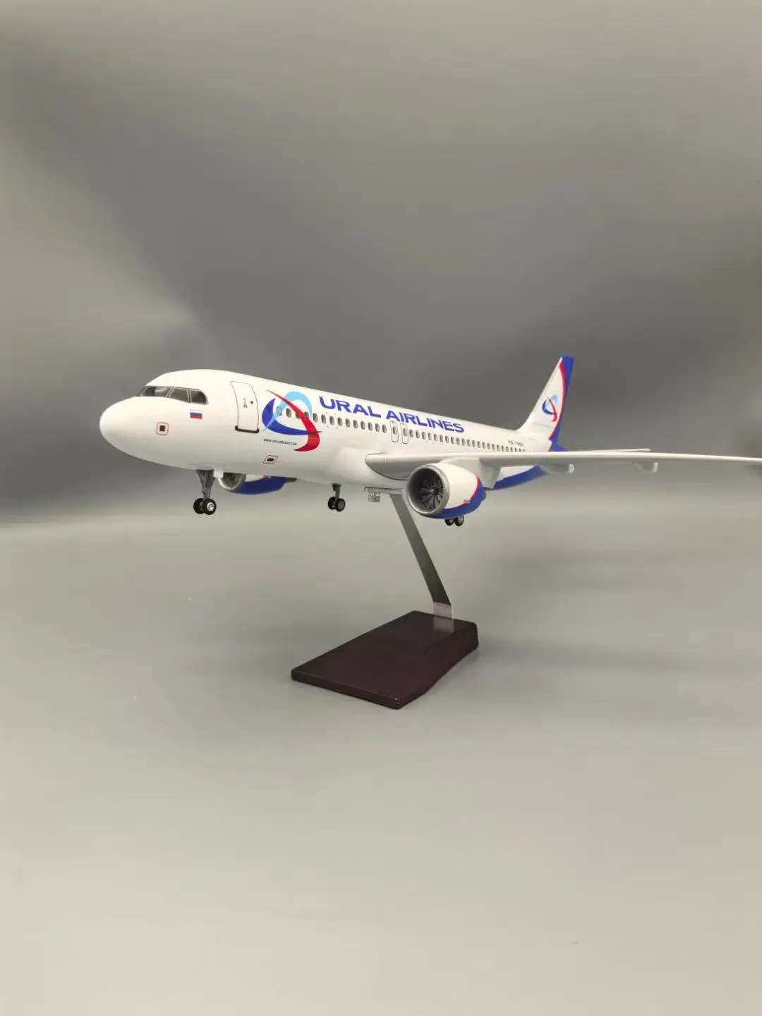 Spielzeugflugzeug 47 cm Maßstab 1/80 für A320 Ural Airways Flugzeugmodell 320 Kunststoffharz Replik Flugzeugmodell zur Sammlung