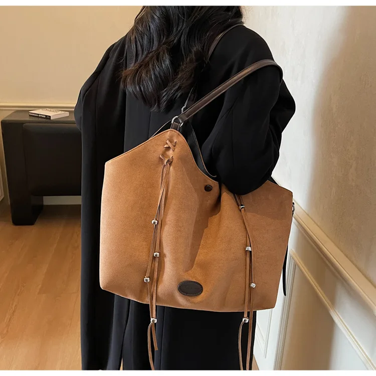 ヴィンテージ女性ショルダーバッグ大容量タッセルデザインレディースハンドバッグ冬の新フェイクスエード女性ビッグトートバッグボルサ