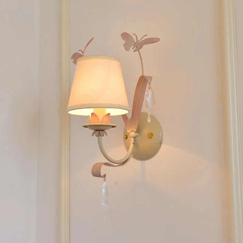 مصباح جداري على شكل فراشة لغرفة النوم، مصباح جداري مبتكر لغرفة البنات باللون الوردي من الحديد المطاوع، مصباح جداري على شكل شمعة لغرفة المعيشة الفرنسية