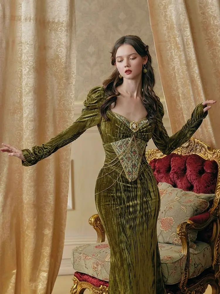 Zielona sukienka z aksamitu w stylu vintage z gorsetem na fiszbinach, bogata, wiktoriańska suknia dwuczęściowa, elegancka sukienka wieczorowa dla dojrzałych kobiet.