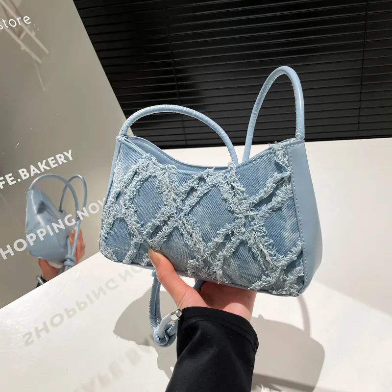 

Diamond-Patterned Design Lightweight and Cute Hand-Held Tassel Shoulder Bag for Commuting