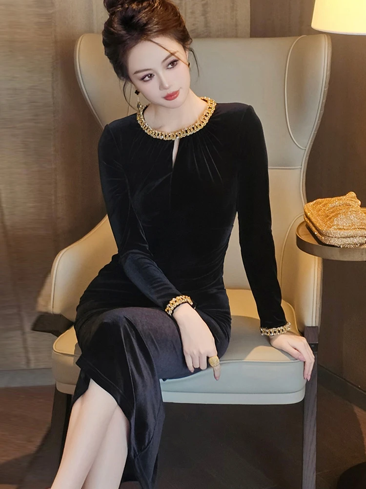 Sukienka damska aksamitna czarna fioletowa z dekoltem okrągłym, dopasowana, midi, typu rybka, elegancka, modna, na imprezę, bal, vestidos, robe, na formalną okazję.