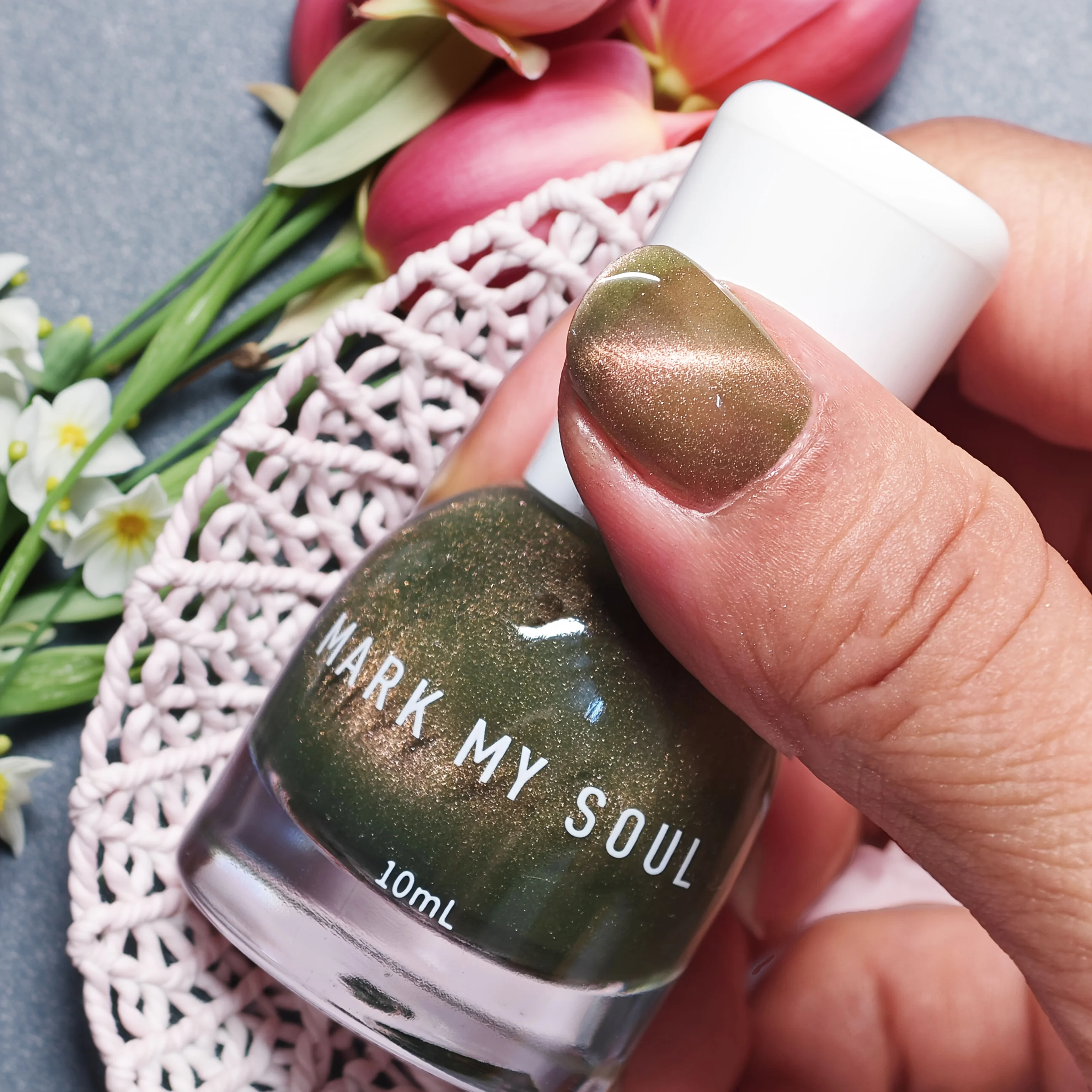 S144 Crystal Berry 10ml No-Bake Cat Eye Nail Polish. Crystal Berry Color Series Base with Berry Red Fragments. Quick-Drying