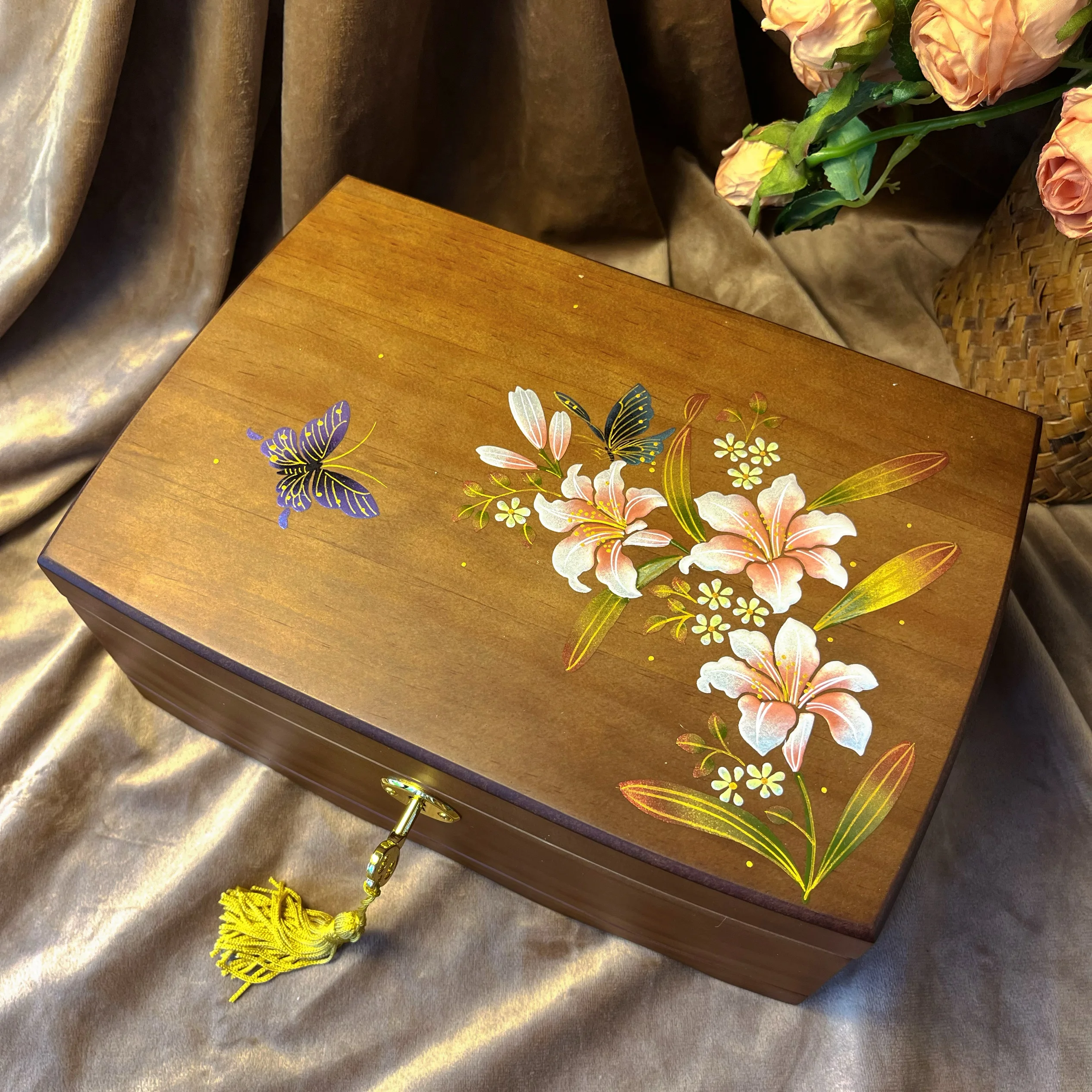 

Chinese retro wooden jewelry box, solid wood storage , jewelry , ancient Chinese style flower jewelry