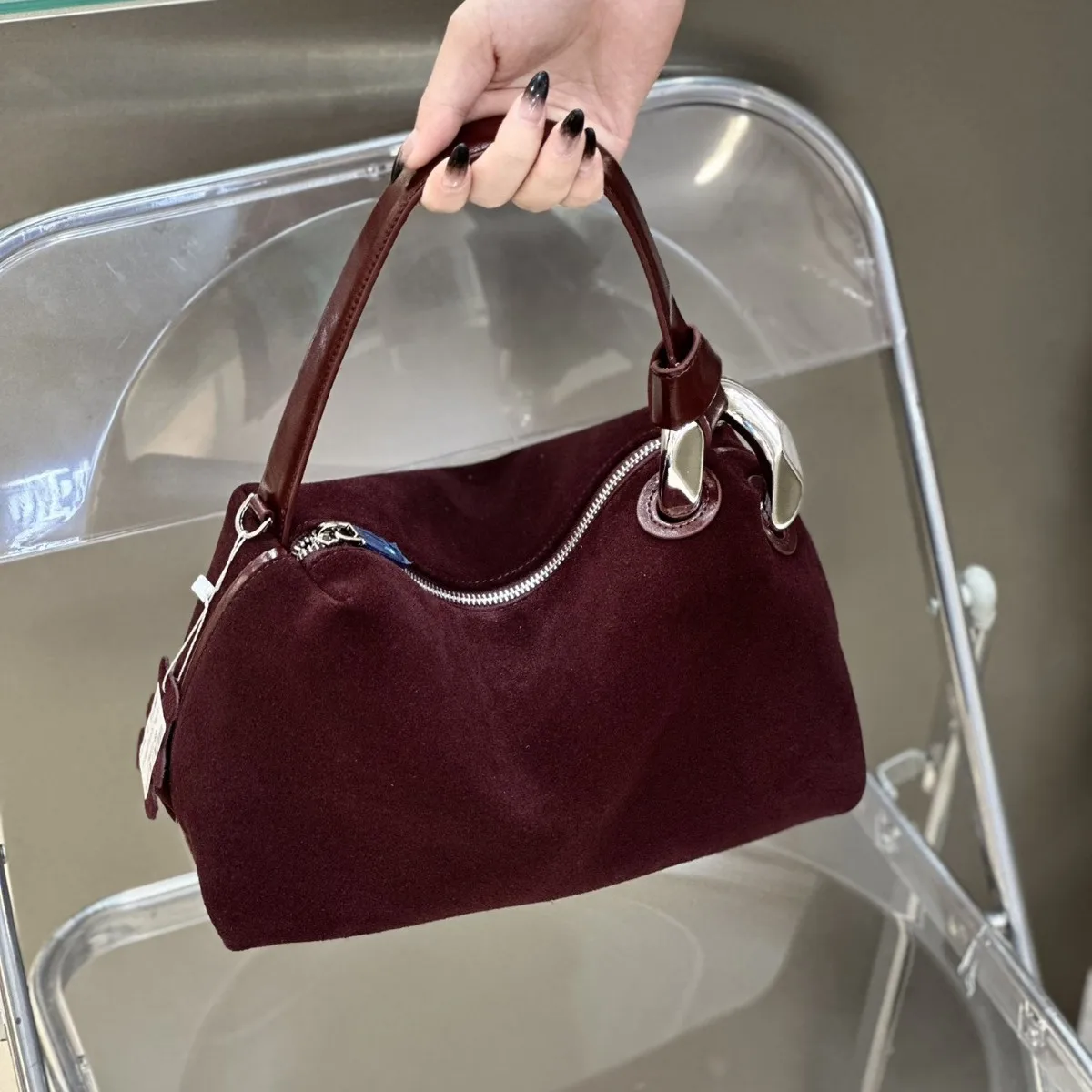 

2025 New Matte Cowhide Pillow Handbag Large Capacity Shoulder Commuter Messenger Casual Versatile Simple Fashion Women's Bag