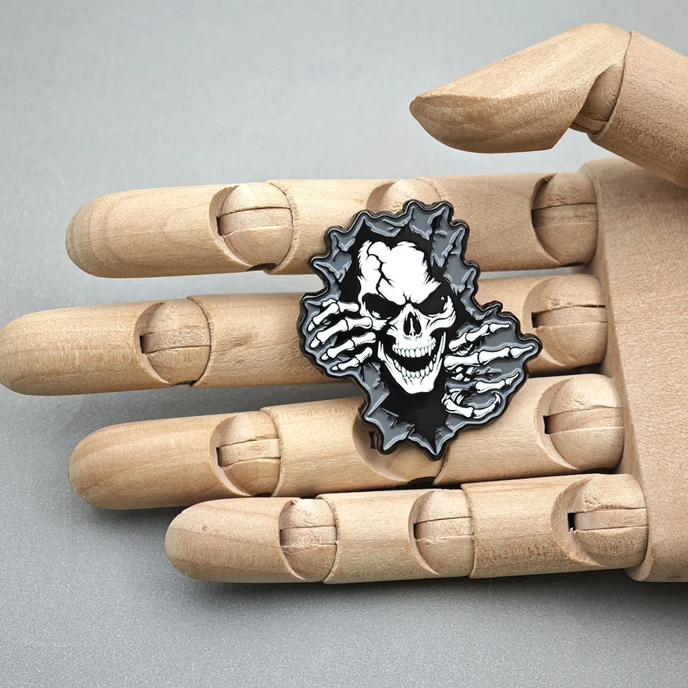 Gotischer Totenkopf-Emaille-Pin, zerrissene Wand, Skeletthände, Broschen, Punk-Rock-Reversnadeln, Heavy-Metal-Schmuck, Geschenk für Rucksack und Hut – Detail 4