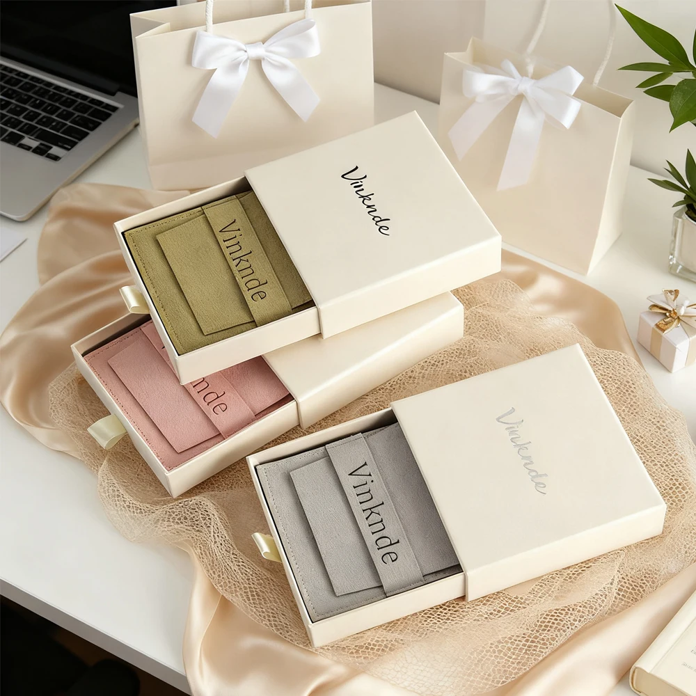 

Роскошная бежевая бумажная шкатулка для драгоценностей на заказ 10x10x2,5 см, ящик для упаковки ожерелья, кольцо с принтом логотипа, бархатная подарочная сумка для ювелирных изделий