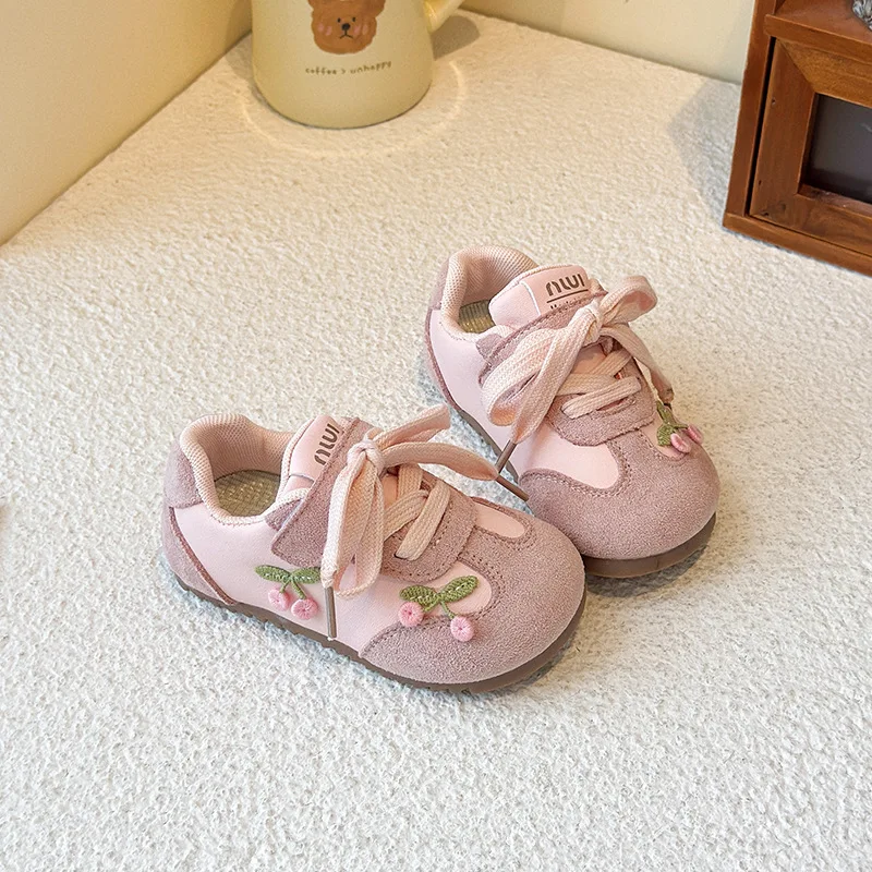 

Новые кроссовки для девочек 2026 года, весна-лето, с милым вишневым принтом, модные универсальные повседневные туфли, кожаный верх, нескользящая мягкая подошва