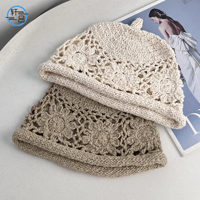 Neue handgemachte Häkelmütze mit hohlen Blumenmustern für Damen, atmungsaktive und vielseitige künstlerische Beanie-Mütze für den Herbst. – Detail 2
