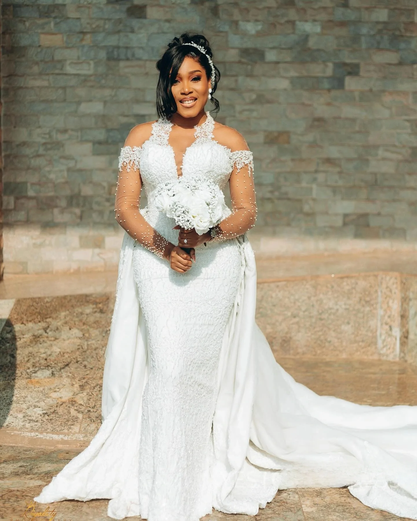 

Customized Halter Shinny Lace Beads Wedding Dress with Detachable Train Vestidos De Casamento Long Sleeve Outdoor Bridal Gown