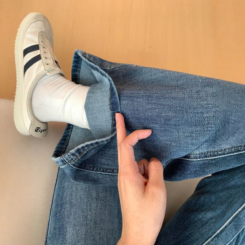 جينز نسائي جديد لخريف 2025 عالي الخصر متوهج يظهر مظهر نحيف للجسم على شكل كمثرى مع مرونة