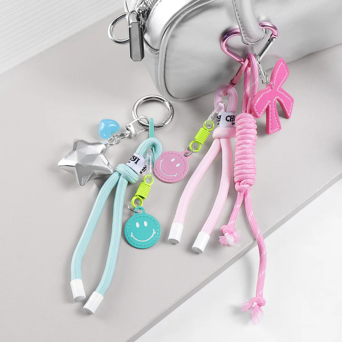 

Новая креативная подвеска для сумки Ins Same, изысканный и милый кожаный бант из дофаминовой кожи, брелок со звездой, улыбающимся лицом, брелок для ключей, детали сумки, аксессуары