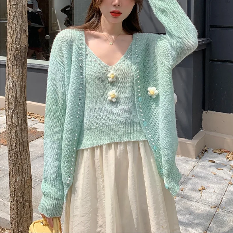 

2024 Spring and Autumn Short Bead Lazy Wind Soft Waxy Sweater Jacket Women's Knitted Cardigan Suspender Flower Two-piece Set