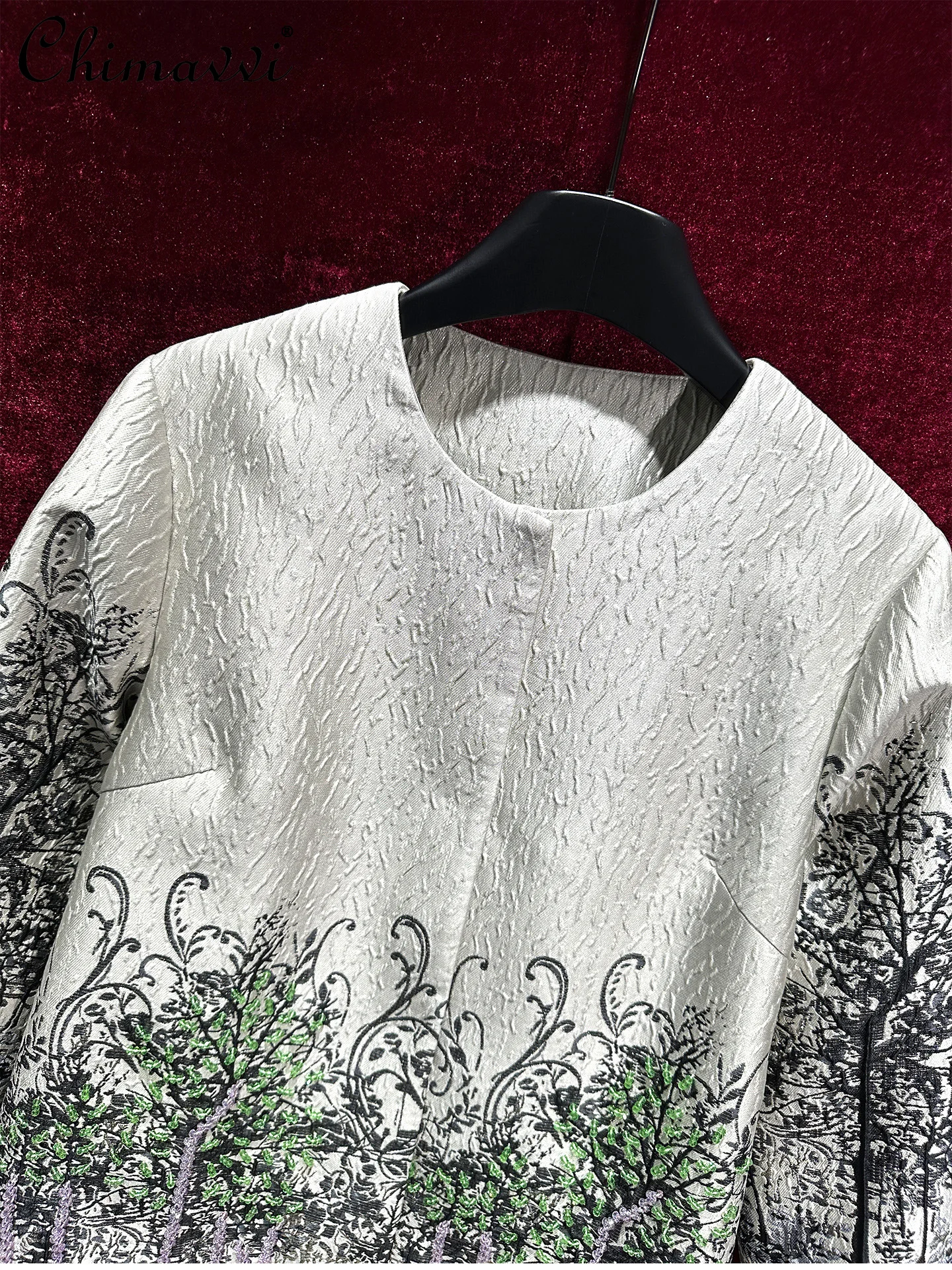 Cappotto di media lunghezza elegante con perline pesanti jacquard vintage di fascia alta 2026 Trench elegante con collo rotondo di nuova moda per le donne