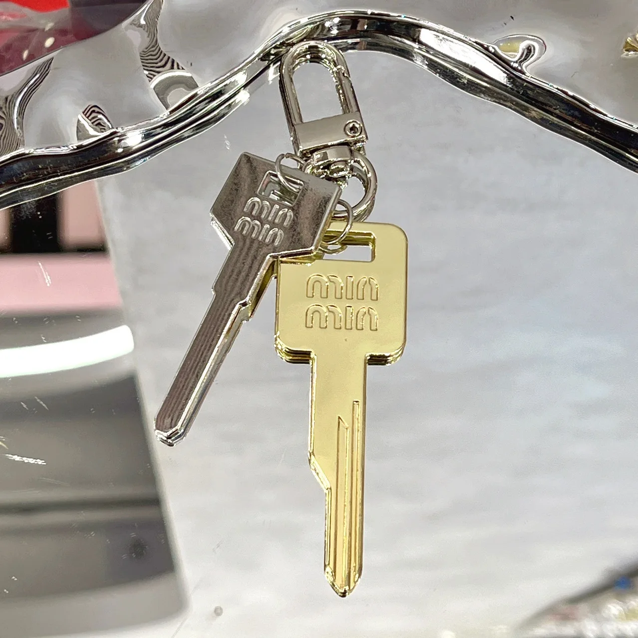 

Color Keychain Pendant Key Alloy Keychain Personalized Bag Decoration for Miu Mobile Phone Case Hanging Decoration