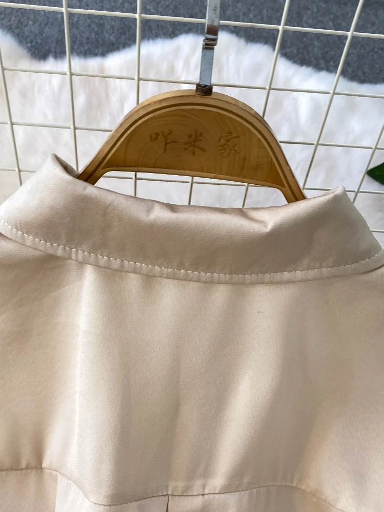 Licht volwassen retro satijnen taille afslankend overhemd met kraag, modieuze hoge taille, middellange paraplurok, tweedelige set