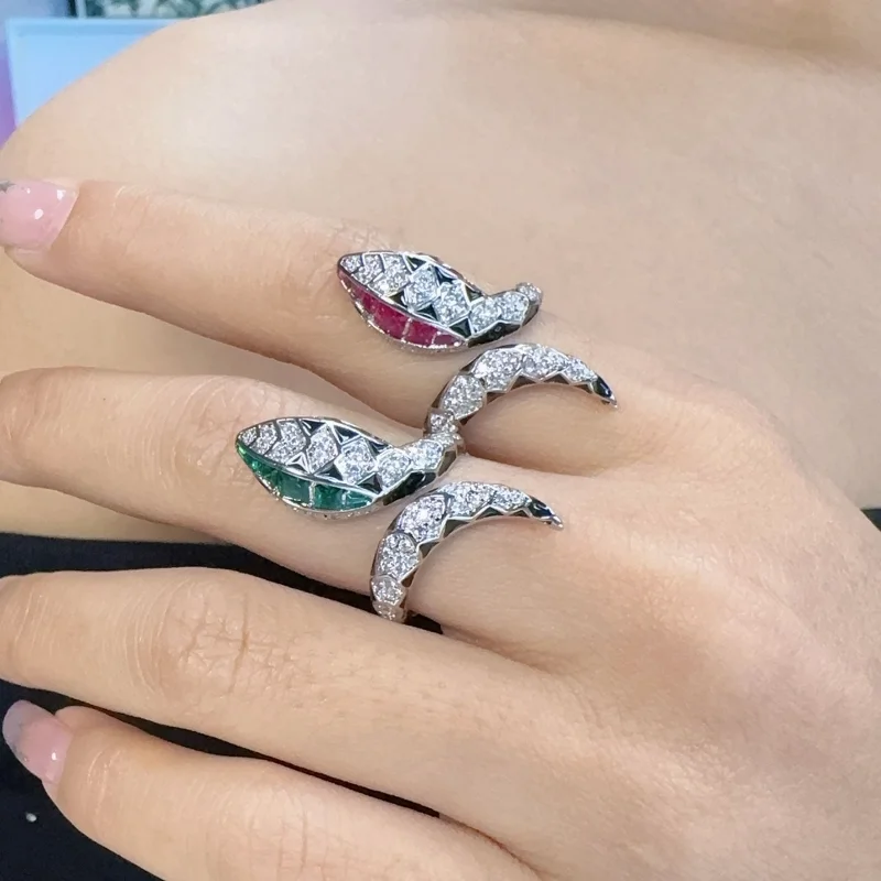 أوروبا أمريكا أزياء نمط خاتم المرأة سيدة البطانة الملونة مكعب الزركون مطلي الذهب الأسود المينا الثعبان Snakelike خواتم