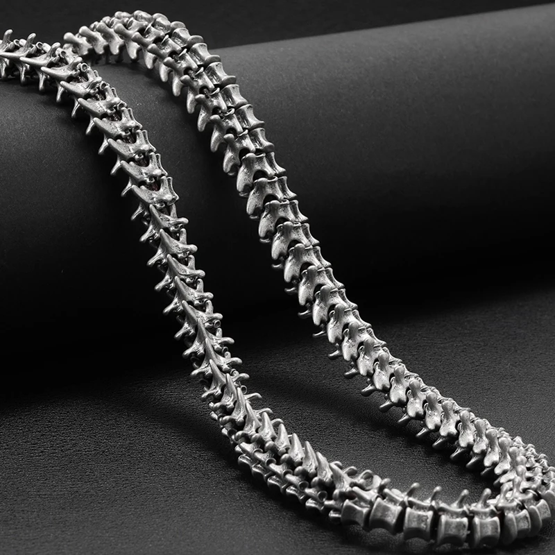 Collana creativa retrò con chiglia in acciaio al titanio Strumento di autodifesa portatile EDC per esterni