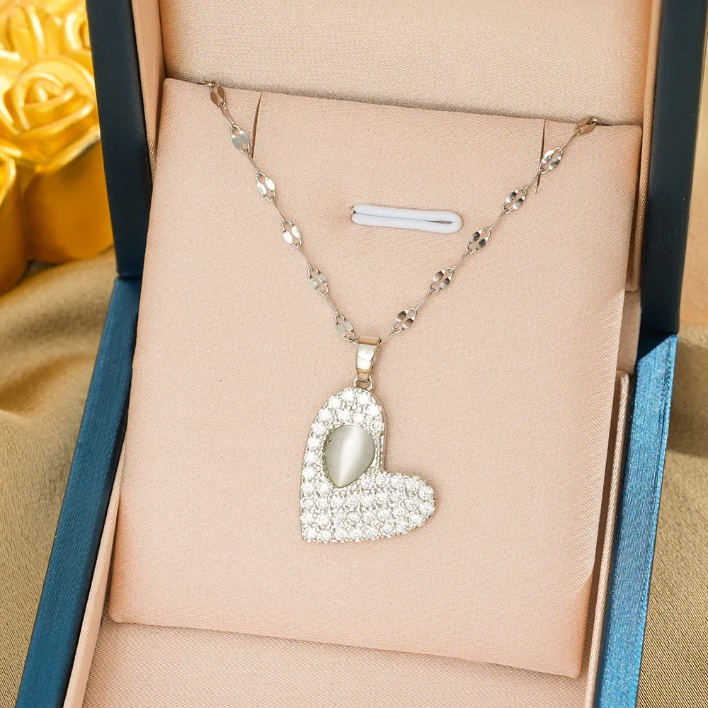 

A popular women's collarbone chain and heart-shaped titanium steel necklace