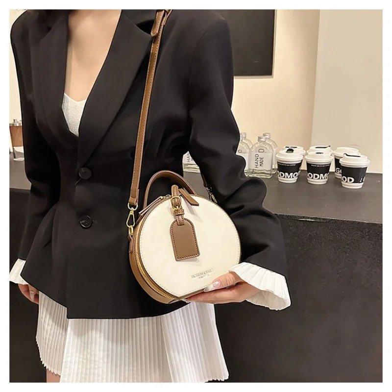 حقيبة كتف نسائية راقية مصنوعة من الجلد الفاخر تتميز بمظهر يومي أنيق كاجوال من باريس ​