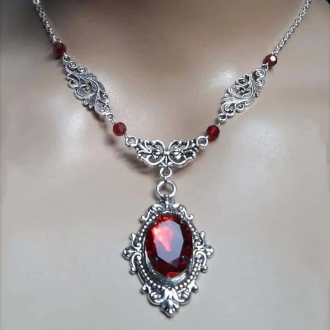 Gotische Vintage-Halskette mit rotem Quarzkristall, Schmetterlings-Halskette, Vampir-Prägung, Hexenschmuck-Accessoires, Vintage-Choker