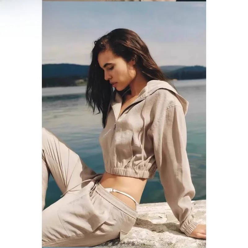 Jaqueta Curta Fena Reversível com Capuz Estilo Drapeado em Mistura de Aodão para Proteção Solar – Nova Coleção Verão 2024