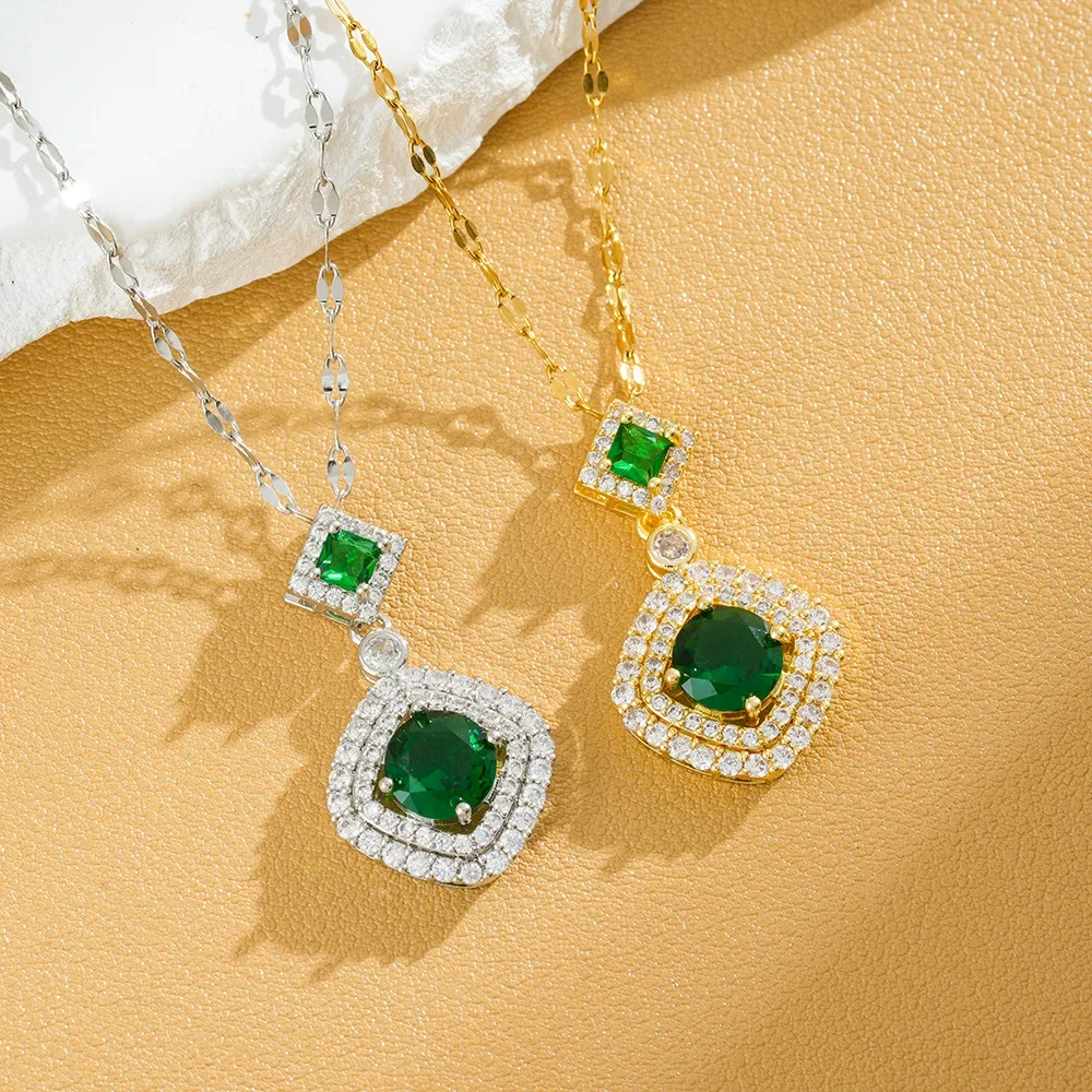 Новое, легкое роскошное женское колье на ключице, украшенное бриллиантами из настоящего золота и изумрудами.