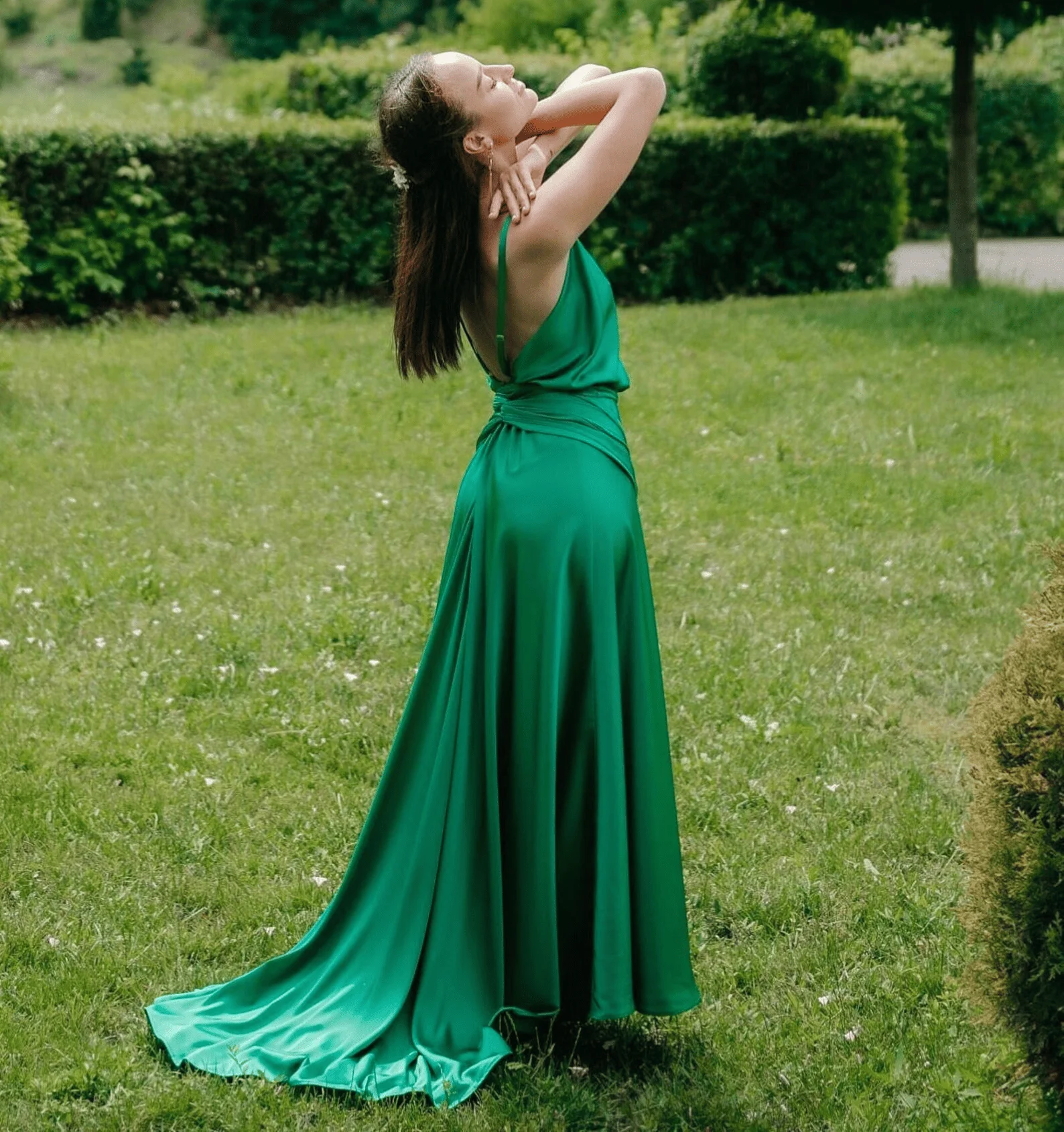 Vestido longo verde personalizado com suspensório elegante e design com decote em V profundo com elementos sem costas e decoração de gravata na cintura